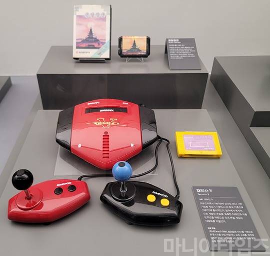 넷마블게임박물관. 1987년 제조된 '재믹스 V'. 재믹스는 대우전자에서 1985~1991년까지 MSX 규격으로 제조한 게임기다. 재믹스 시리즈는 해외에는 없는 국내 단독 규격이라고 할 수 있는데, 사실 대우전자에서 MSX1 기종인 컴퓨터 '아이큐 1000' 시리즈를 생산하다가 부품이 많이 남자 이를 활용해 MSX1의 최소 사양을 맞춘 게임 전용기를 제조한 것이 재믹스 시리즈의 개발 뒷 배경이었기 때문이다. 당연히 MSX 게임 카트리지를 그대로 사용할 수 있는데다 가격이 저렴해 국내 시장에서 큰 인기를 끌었고, MSX2 사양을 갖춘 '재믹스 수퍼V'(사진의 재믹스 V와는 다른 제품)와 '재믹스 터보'까지 출시됐다. 마지막으로 '재믹스' 이름이 붙은 '재믹스 PC셔틀'는 NEC의 'PC 엔진 셔틀'을 수입해 이름에만 재믹스를 붙인 것이다. 넷마블게임박물관에서는 이 중 '재믹스 수퍼V'의 복각판인 '재믹스 슈퍼 미니'를 판매하고 있다. 사진 위는 메가드라이용 게임 '온달장군'. 참고로 온달장군은 세가의 '공작왕 2'를 일종의 현지화 한 게임이다. 촬영 : 이동근 기자