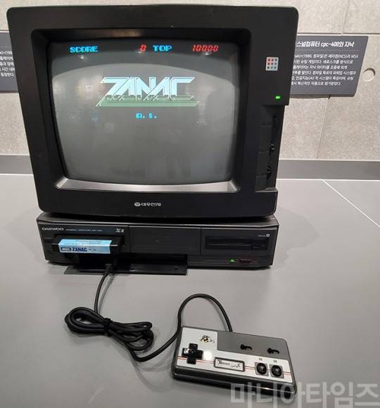 넷마블게임박물관. 박물관에서 실기로 체험해 볼 수 있는 MSX 계열 PC인 대우전자의 'X-II'(CPC-400/S)와 포니캐년의 슈팅 게임 'ZANAC'(1986년). X-II는 1987년 대우전자에서 마지막으로 발매한 8비트 컴퓨터다. 참고로 X-II의 당시 정가는 무려 78만 원. ZANAC은 사실 컴파일에서 외주로 납품한 게임이었다고 하는데, 게이머의 실력에 따라 변하는 난이도 등이 특기할만한 게임으로 당시 '마성전설'과 함께 MSX의 명작게임으로 꼽힌다. 촬영 : 이동근 기자