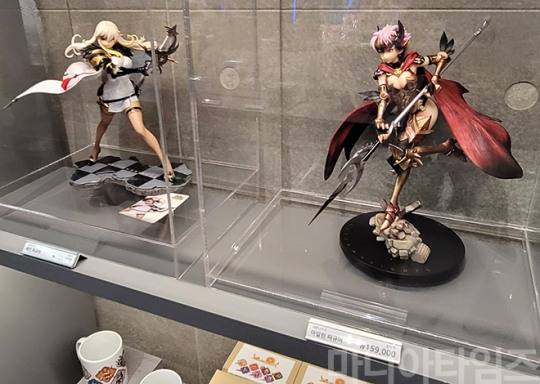 넷마블게임박물관. 박물관의 출구에 있는 굿즈판매소에서 만날 수 있는 '세븐나이츠' 시리즈의 세인과 아일린 피규어. 촬영 : 이동근 기자