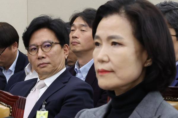 ▲ 4월18일 서울 여의도 국회에서 열린 과학기술정보방송통신위원회 전체회의에서 이진숙 방송통신위원장(오른쪽) 뒤로 신동호 한국교육방송공사(EBS) 신임 사장이 증인으로 출석해 앉아 있다. ⓒ연합뉴스