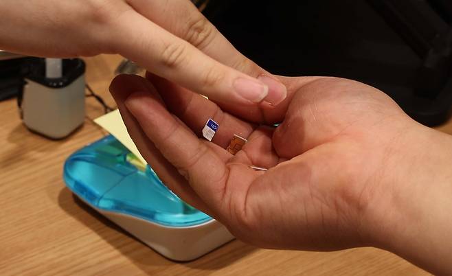 가입자 유심(USIM) 정보를 탈취당한 SK텔레콤이 유심 무료교체 서비스를 시작한 28일 서울시내 한 SK텔레콤 PS&M 직영점에서 시민들이 유심 교체를 위해 줄을 서 있다. 2025.4.28 [한주형 기자]