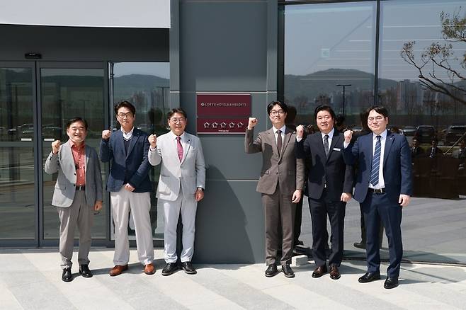 지난 4월 24일 진행한 롯데호텔앤리조트 김해 가족호텔 5성 현판식 / 사진=롯데호텔앤리조트