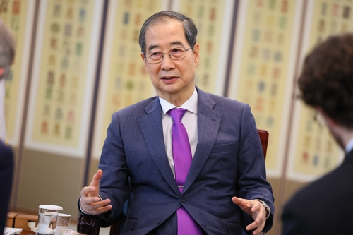 한덕수 대통령 권한대행 국무총리가 지난 22일 영국 시사주간지 ‘더 이코노미스트’와 인터뷰하고 있는 모습. [사진 출처 = 국무총리실]