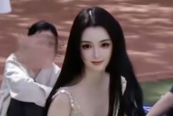 아름다운 외모로 인공지능(AI) 의혹을 받았던 만든 것이 아니냐는 의혹을 받았던 중국 여성이 직접 해명에 나섰다. [사진출처 = SCMP]