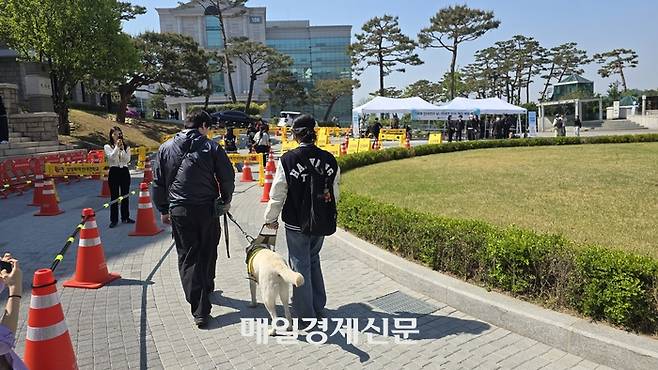 29일 한 한양대 학생이 안내견 인식 개선 행사에 참여하고 있다. [양세호 기자]