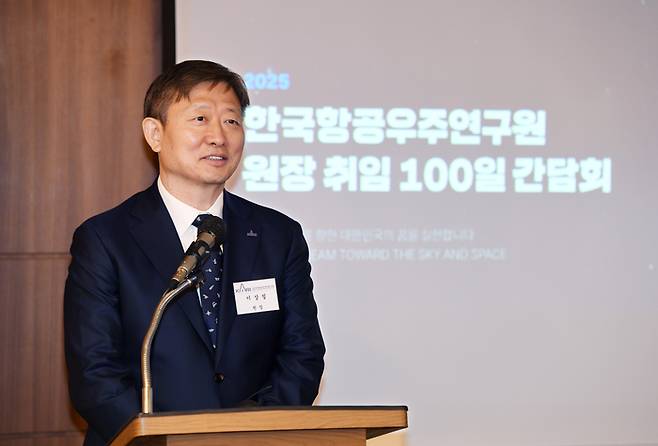 이상철 한국항공우주연구원 원장이 29일 취임 100일 기자간담회에서 발언하고 있다. [사진=항우연]