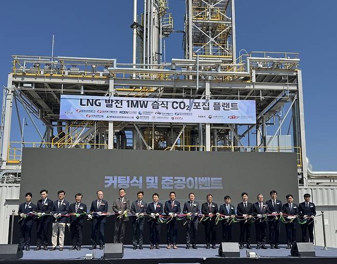 (왼쪽 6번째부터) 이재설 한국에너지기술평가원 기술혁신본부장, 도순구 도순구 미래사업단장, 안승대 울산광역시 행정부시장, 문일주 한국전력공사 CTO, 김일배 한국전력기술 부사장 등 기관 임원들이 커팅식에서 준공 기념사진을 찍고 있다. [사진 = 한국동서발전]