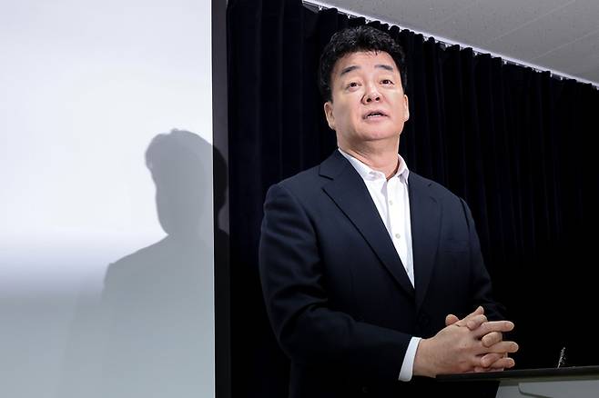 백종원 더본코리아 대표가 지난달 28일 서울 서초구 스페이스쉐어 강남역센터에서 열린 첫 정기 주주총회를 마친 뒤 언론 앞에서 입장 표명 및 질의 응답 시간을 갖고 있다. [사진 출처 = 연합뉴스]