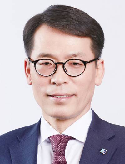 1962년생/ 대전상고/ 충남대 경영학과/ 헬싱키경제대 MBA/ 2017년 IBK기업은행 경영전략그룹장, 부행장/ 2019년 IBK캐피탈 대표이사/ 2020년 IBK기업은행 전무이사, 수석부행장/ 2023년 IBK기업은행장(현)