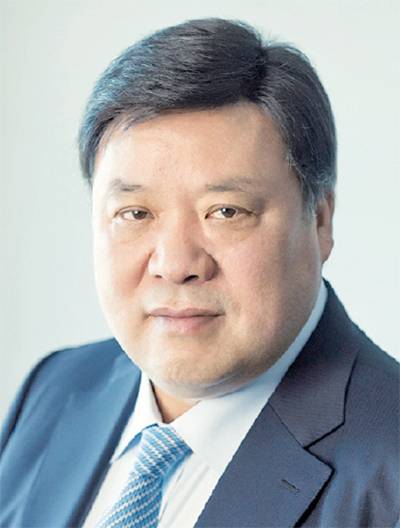 1957년생/ 건국대 산업공학과/ 1983년 삼성전기/ 1985년 한국생산성본부 전문위원/ 1991년 대우자동차 기획재무부문 상임고문/ 2000년 넥솔 대표이사/ 2002년 셀트리온그룹 회장/ 2021년 셀트리온그룹 명예회장/ 2023년 셀트리온그룹 회장(현)