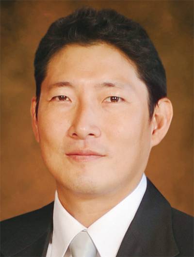 1968년생/ 예일대 정치학과/ 게이오대 법학대학원 석사/ 효성 전략본부 상무/ 효성 무역PG장/ 효성 섬유·정보통신PG장 겸 전략본부장(사장)/ 2017년 효성 회장(현)