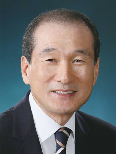 1960년생/ 연세대 경영학과/ 2011년 신세계그룹 경영전략실 사장/ 2012년 이마트 사장/ 2014년 오리온그룹 부회장, 2017년 오리온홀딩스 대표이사 부회장(현)