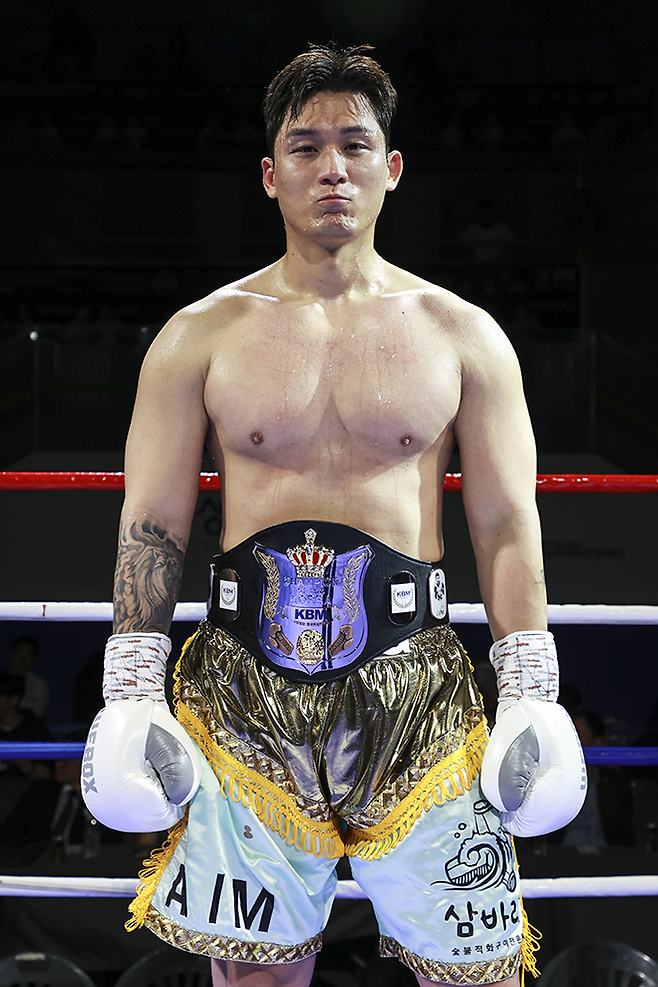 KBM 헤비급 챔피언 김정현이 2025년 4월 경기도 남양주체육문화센터에서 타이틀 2차 방어 성공 기념 촬영을 하고 있다. 사진=FINAL FLASH 박종혁 기자