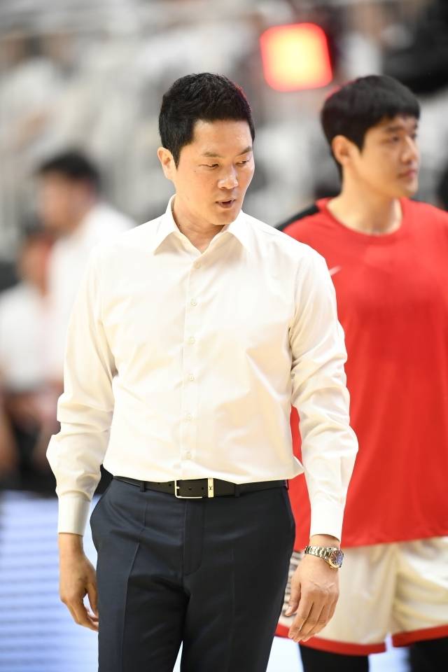 전희철 감독은 안영준에 대해 “불편하다. (안)영준이는 볼 핸들링이 좋은 선수가 아니다. 2대2 생산력은 떨어진다. 돌파, 그리고 슈팅 과정을 만들어주고 던지는 것을 잘하는데 kt가 잘 준비했다. (김)선형이까지 새깅하면서 영준이의 동선을 잡아버렸다. 그만큼 비중이 높아진 것이다. 그건 이겨내야 한다”고 바라봤다. 사진=KBL 제공