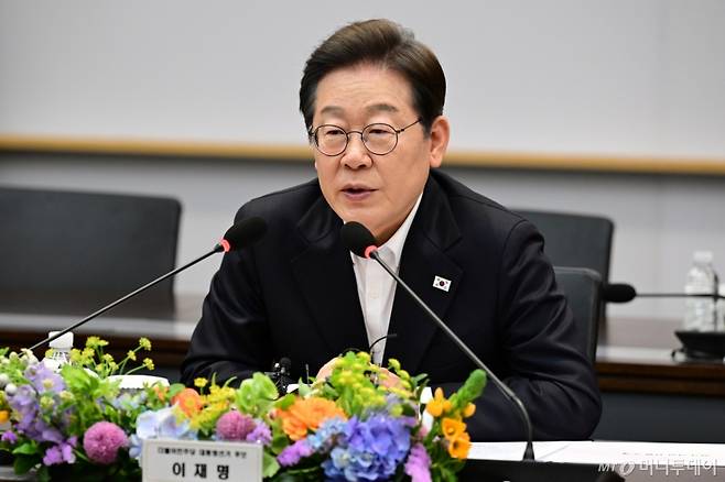 [서울=뉴시스] 국회사진기자단 = 이재명 더불어민주당 제21대 대통령 선거 후보가 28일 오후 경기도 이천시 SK하이닉스 이천캠퍼스에서 열린 'K-반도체' AI메모리반도체 기업 간담회에 참석해 발언을 하고 있다. 2025.04.28. photo@newsis.com. /사진=