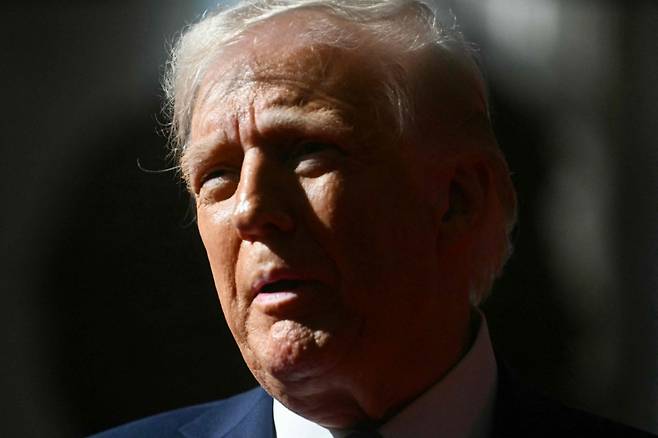 도널드 트럼프 미국 대통령이 3월17일(현지시간) 워싱턴의 대표적 공연장인 케네디센터 이사회에 참석 중 취재진을 만나 “시진핑 중국 국가주석이 머지않은 시일 내에 미국을 방문할 것”이라고 밝히고 있다. 2025.03.18 /AFPBBNews=뉴스1