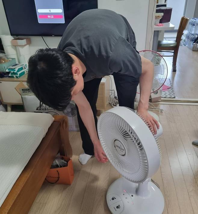 서울 성동구청 관계자가 지난해 냉방꾸러미를 전달한 모습./사진=서울 성동구청