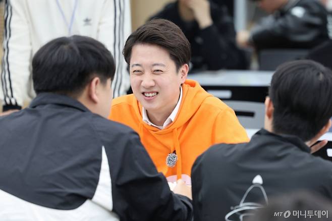 [고양=뉴시스] 권창회 기자 = 이준석 개혁신당 제21대 대통령 선거 후보가 29일 경기 고양시 한국항공대학교를 찾아 학식을 먹으며 학생들과 대화하고 있다. 2025.04.29. kch0523@newsis.com /사진=권창회