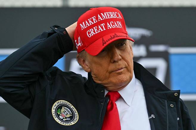 도널드 트럼프 미국 대통령이 16일(현지시간) 플로리다주 데이토나 비치에서 열린 자동차 경주 대회인 '데이토나 500'에 MAGA 모자를 쓰고 참석을 하고 있다. 2025.02.17  /AFPBBNews=뉴스1