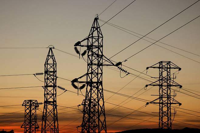 스페인·포르투갈에서 대규모 정전 사태가 발생해 주요 도시 전역의 지하철과 기차가 멈추고 신호등이 꺼져 도로 교통이 마비됐다. 사진은 지난 28일(현지시각) 스페인 전역에 정전이 발생한 가운데 론다 외곽 지역 한 변전소 전력선 모습. /사진=로이터