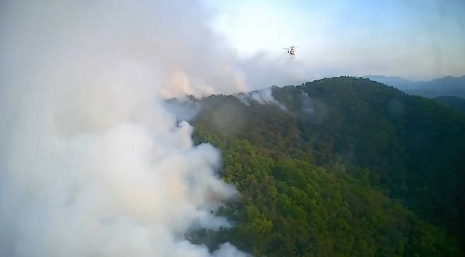 북구 노곡동에서 발생한 산불. 산림당국 진화헬기가 진화 작업에 나섰다./사진제공=산림청