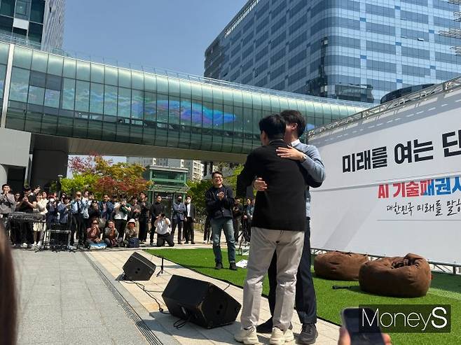 판교 테크노밸리 1번출구 앞 광장에서는 이준석 개혁신당 대선 후보와 안철수 국민의힘 대선 경선 후보가  'AI 기술 패권시대'를 주제로 한 공개 토론회를 열었다. /사진=김서연 기자