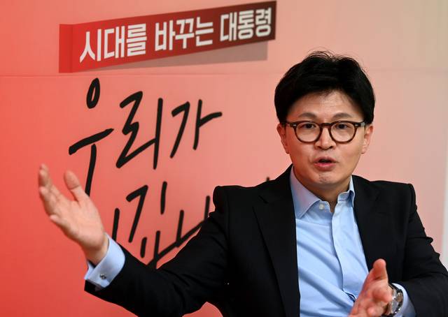 “AI 3대 강국·국민소득 4만 달러·중산층 70%가 목표” 국민의힘 대통령 선거 경선에 출마한 한동훈 후보가 27일 서울 여의도 경선 캠프에서 진행한 문화일보 인터뷰에서 발언하고 있다.  윤성호 기자