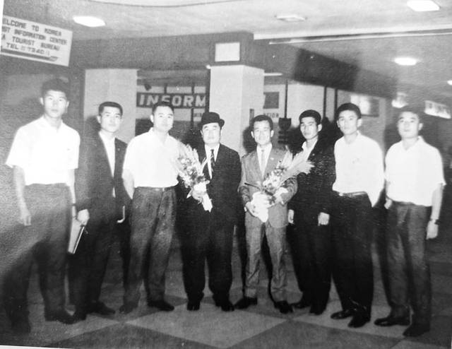 1968년 대학원장이셨던 박종성(가운데 모자 쓴 이) 교수님께서 학생대표와 일본을 돌아보고 귀국해 공항에서 찍은 사진.