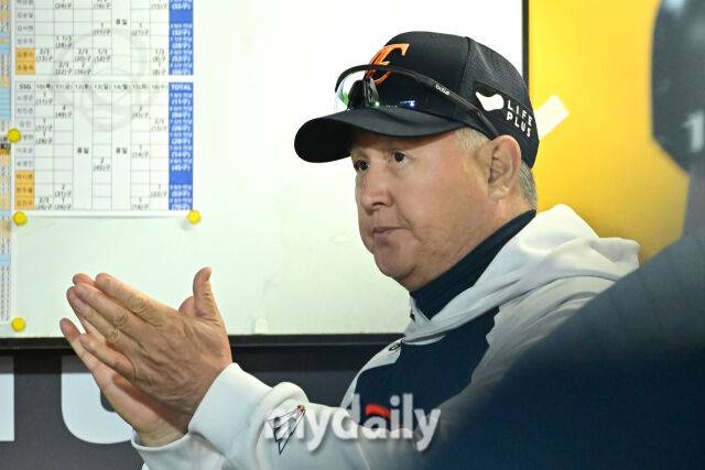 17일 인천 SSG랜더스필드에서 열린 '2025 신한 SOL BANK KBO리그' 한화 이글스와 SSG랜더스 경기. 한화 김경문 감독이 선수 플레이에 박수를 치고 있다./마이데일리