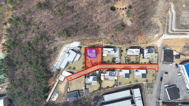 드론으로 내려다 본 물건의 모습. 빨간색으로 표시된 부분이 경매대상, 보라색은 건물 위치. [이건욱 PD]