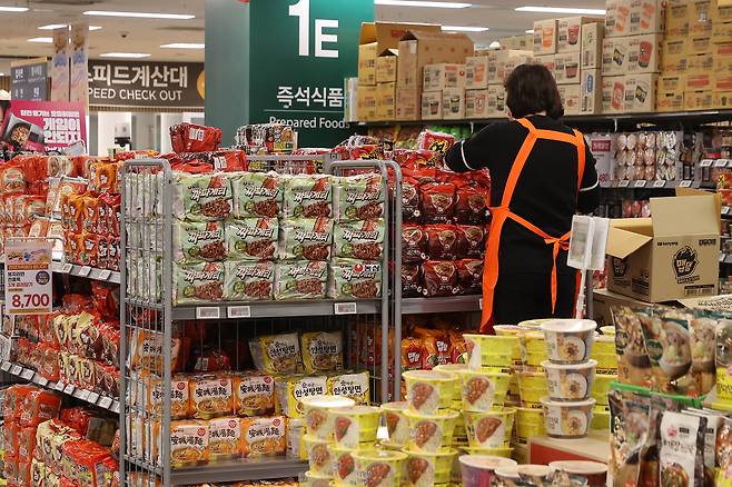 식품·외식업계에서 제품과 메뉴 가격 인상이 이어지면서 장바구니 물가 부담이 커지고 있다. 2일 서울 시내 대형마트에서 시민들이 장을 보고 있다. [연합]