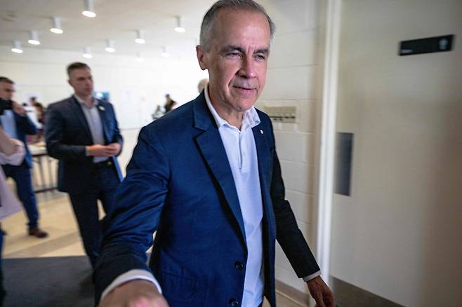 마크 카니 캐나다 총리가 28일(현지시간) 오타와에서 총선에 투표한 뒤 자리를 떠나고 있다. [AFP]