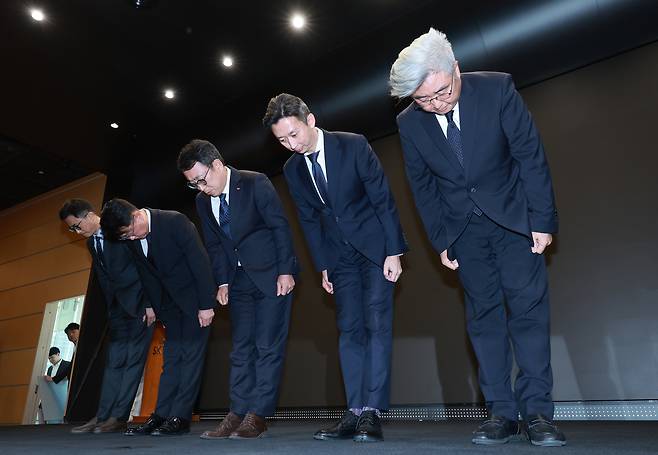 유영상 SK텔레콤 대표이사(가운데) 등이 25일 서울 중구 SKT타워에서 SK텔레콤 이용자 유심(USIM) 정보가 해커 공격으로 유출된 것과 관련해 고개 숙여 사과하고 있다. [연합]