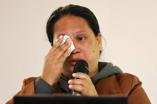 2021년 12월 필리핀을 강타한 슈퍼태풍 라이의 피해자 트릭시 수마바 엘(35) 씨가 서울 중구 정동에서 열린 ‘전략적 기후 소송에 관한 글로벌 워크숍’에 참석해 발언하고 있다.[그린피스 제공]