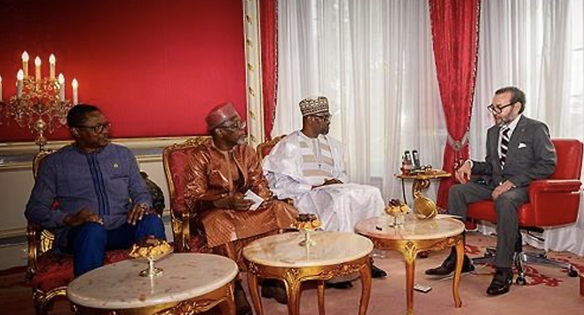 모하메드 6세(오른쪽) 모로코 국왕 예방한 서아프리카 내륙 3개국 외무장관. [MPA/AFP/연합]