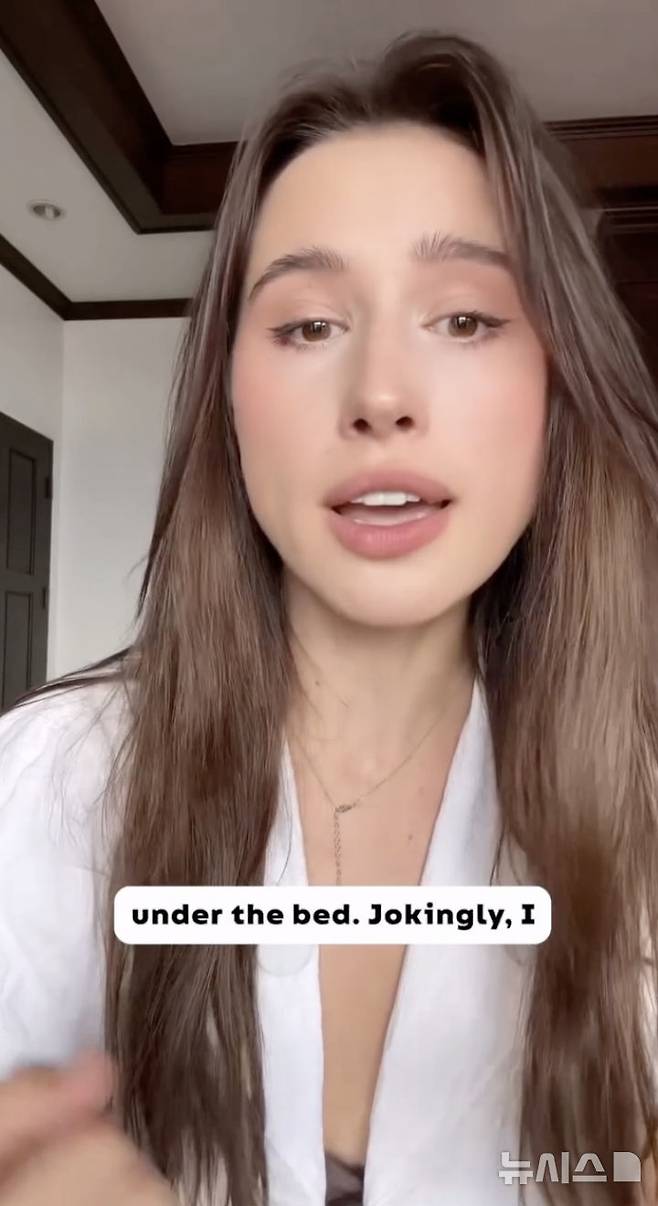 [서울=뉴시스]일본의 호텔 침대 밑에서 낯선 남성을 발견했다고 신고한 우크라이나 여성.(사진=미러 미디어)