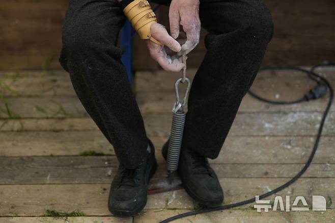 [바이에른=뉴시스] 27일(현지 시간) 독일 바이에른주 로젠하임 인근에서 열린 독일 핑거하켈른(핑거 레슬링) 챔피언십에서 참가자가 경기 전 워밍업을 하고 있다. 2025.04.28.
