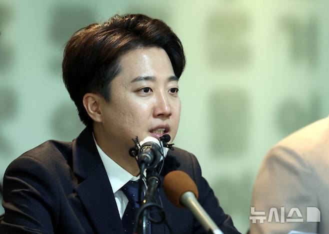 [서울=뉴시스] 이영환 기자 = 이준석 개혁신당 대선 후보가 28일 오후 서울 중구 한국프레스센터 서울외신기자클럽 라운지에서 외신기자 간담회를 하고 있다. 2025.04.28. 20hwan@newsis.com