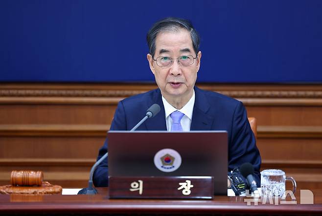 [서울=뉴시스] 최진석 기자 = 한덕수 대통령 권한대행 국무총리가 29일 정부서울청사에서 열린 국무회의에서 발언하고 있다. 2025.04.29. myjs@newsis.com