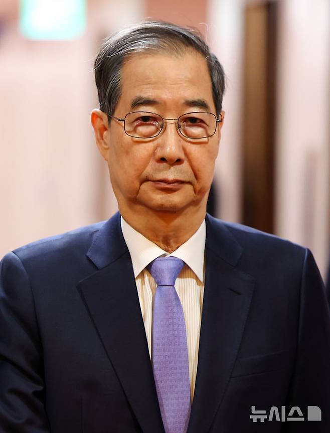 [서울=뉴시스] 최진석 기자 = 한덕수 대통령 권한대행 국무총리가 29일 정부서울청사에서 열린 국무회의에 입장하고 있다. 2025.04.29. myjs@newsis.com