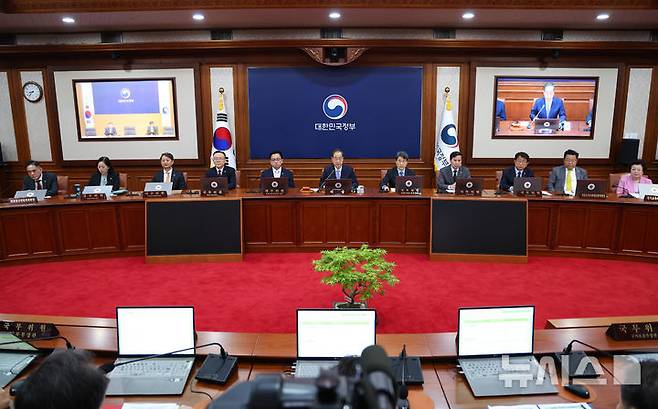 [서울=뉴시스] 최진석 기자 = 한덕수 대통령 권한대행 국무총리가 29일 정부서울청사에서 열린 국무회의를 주재하고 있다. 2025.04.29. myjs@newsis.com