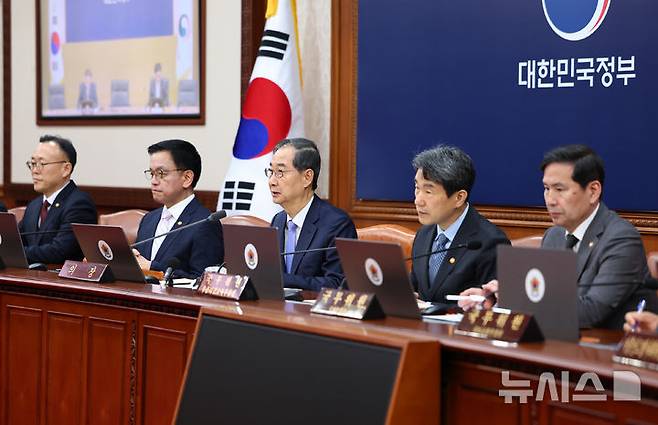 [서울=뉴시스] 최진석 기자 = 한덕수 대통령 권한대행 국무총리가 29일 정부서울청사에서 열린 국무회의를 주재하고 있다. 2025.04.29. myjs@newsis.com