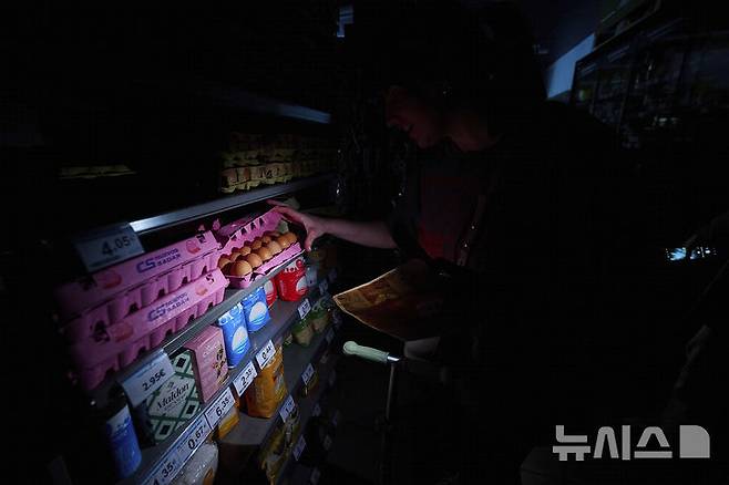 [팜플로나=AP/뉴시스] 28일(현지 시간) 스페인에서 대규모 정전 사태가 발생한 가운데 팜플로나의 한 마트에서 시민들이 식료품을 사고 있다. 2025.04.29.<font style="vertical-align: inherit;"><font style="vertical-align: inherit;"></font></font>