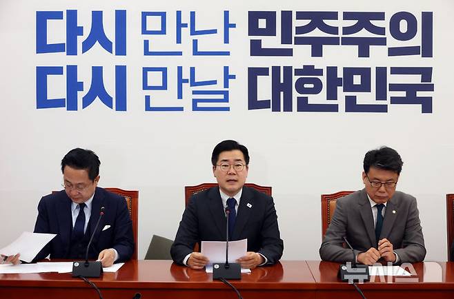 [서울=뉴시스] 고승민 기자 = 박찬대 더불어민주당 대표 직무대행 겸 원내대표가 29일 서울 여의도 국회에서 열린 원내대책회의에서 발언하고 있다. 2025.04.29. kkssmm99@newsis.com