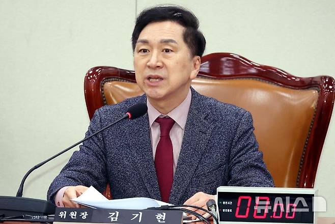 [서울=뉴시스] 조성봉 기자 = 김기현 APEC 정상회의 지원특위 위원장이 지난 1일 오전 서울 여의도 국회에서 열린 아시아태평양경제협력체(APEC) 정상회의 지원 특별위원회 전체회의에서 발언을 하고 있다. 2025.04.01. suncho21@newsis.com