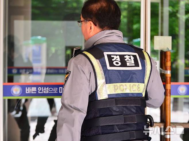 [청주=뉴시스] 서주영 기자 = 28일 흉기 난동 사건이 발생한 충북 청주의 한 고등학교에 경찰관이 들어가고 있다. 이 사건으로 교직원 4명과 행인 2명이 부상입었다. 2025.04.28. juyeong@newsis.com