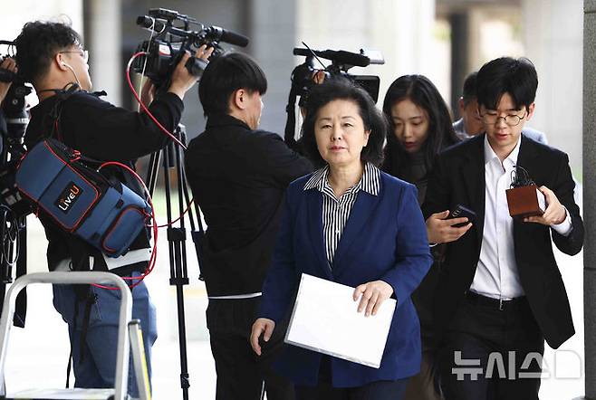 [서울=뉴시스] 김근수 기자 = 윤석열 전 대통령 부부의 공천 개입 의혹을 받는 김영선 전 의원이 29일 서울 서초구 서울고등검찰청으로 조사를 받기 위해 출석하고 있다. 2025.04.29. ks@newsis.com