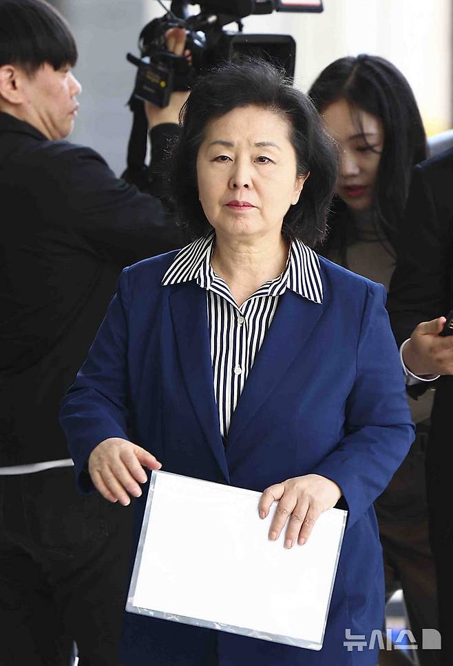 [서울=뉴시스] 김근수 기자 = 윤석열 전 대통령 부부의 공천 개입 의혹을 받는 김영선 전 의원이 29일 서울 서초구 서울고등검찰청으로 조사를 받기 위해 출석하고 있다. 2025.04.29. ks@newsis.com