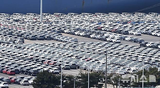 [평택=뉴시스] 김종택 기자 = 지난 21일 경기 평택항 자동차 전용부두에 선적을 기다리는 수출용 차량이 세워져 있다. 2025.04.21. jtk@newsis.com