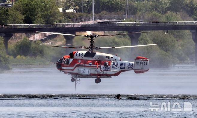[대구=뉴시스] 이무열 기자 = 대구 북구 함지산 산불 이틀째인 29일 대구 북구 금호강에서 산불진화헬기가 담수하고 있다. 2025.04.29. lmy@newsis.com